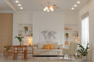 Güzel mobilyalar ve rahat oturma odasında dekor. İç tasarım