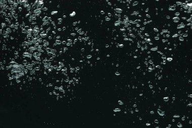 Siyah arkaplanda birçok su kabarcığı, yakın plan