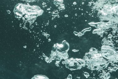 Koyu arkaplanda birçok su kabarcığı, yakın plan