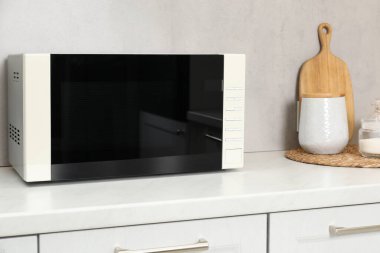 Mutfak tezgahında kapalı mikrodalga fırın.