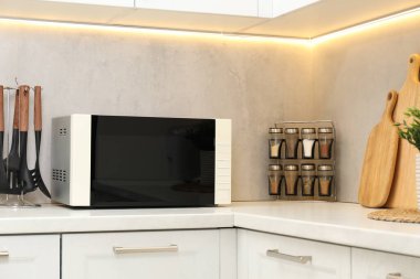 Mutfak tezgahında kapalı mikrodalga fırın.