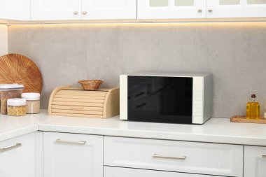 Mutfak tezgahında kapalı mikrodalga fırın.