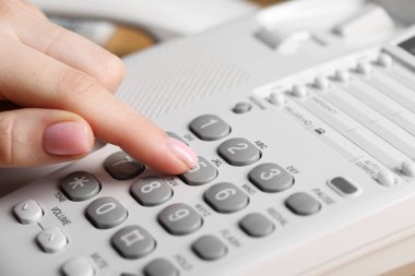 Sabit hattan aranan kadın, yakın plan.