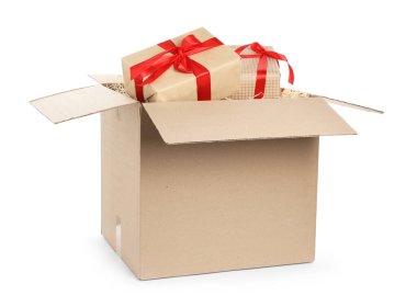 Beyaz arkaplanda hediye kutuları olan paket