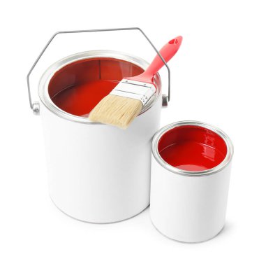 Kırmızı boya ve fırça kutuları beyaza izole edilmiş.