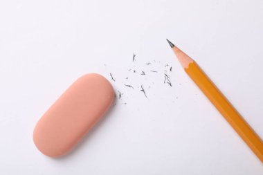 Silgi, kalem ve kağıt üzerindeki kırıntılar, düz konum