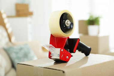 Kapalı alandaki karton kutuda yapıştırıcı bantlı şeker kutusu.