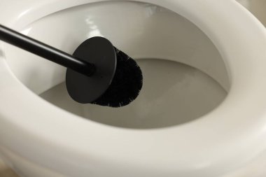 Siyah fırçayla klozet temizleme, yakın plan.