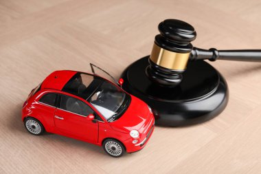 Motorlu taşıt kazası yasası. Gavel ve araba modeli ahşap arka planda, yakın plan.