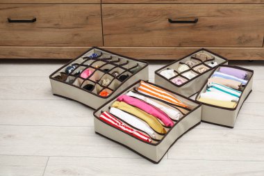 İçerde katlanmış giysileri olan organizatörler