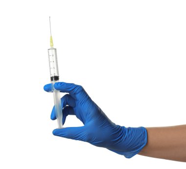 Tıbbi eldivenli doktor beyaz arka planda şırınga tutuyor, yakın plan.