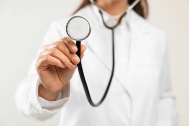 Doktor stetoskop üzerinde açık renkli, closeup ile