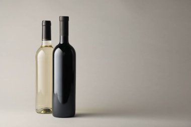 Açık gri arkaplanda şarap şişeleri, metin için boşluk