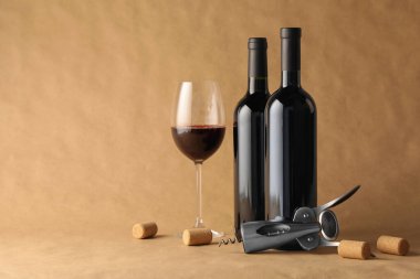 Bardakta, şişelerde, mantarlarda ve parşömen kağıdındaki kanat tirbuşonlarında lezzetli kırmızı şarap.