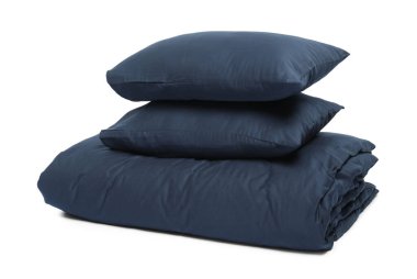 Beyaz arkaplanda ipek çarşaflar ve yastıklar