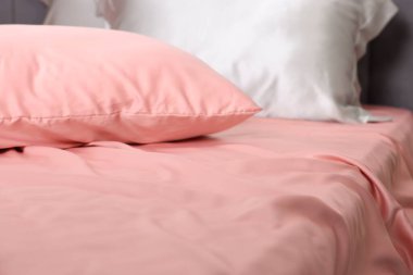 İçinde güzel ipek çarşaflar olan bir yatak, yakın plan.