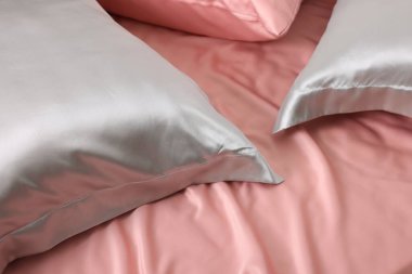 Yatakta güzel ipek çarşaflar, yakın çekim manzarası