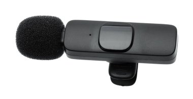 Lavalier mikrofonu beyaza izole edilmiş. Ses ekipmanları