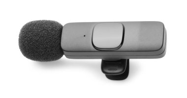 Lavalier mikrofonu beyaza izole edilmiş. Ses ekipmanları