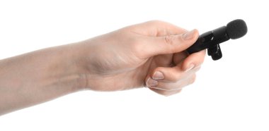 Beyaz arka planda lavalier mikrofonu olan kadın, yakın plan.