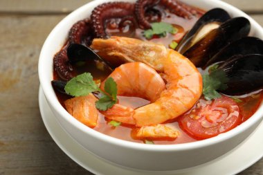 Lezzetli deniz ürünleri çorbası masada, yakın plan.