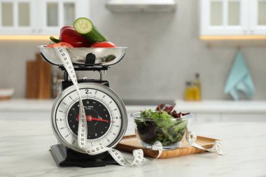 Sebzeli mutfak pulları, mezuralar ve açık mermer masa üzerindeki yeşiller.