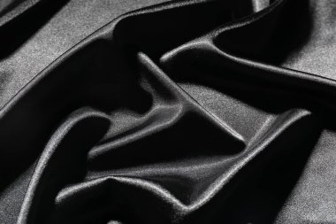 Arkaplan olarak siyah buruşuk ipek kumaş, üst görünüm