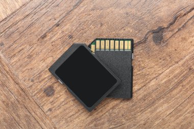 Tahta masada iki SD hafıza kartı, üst görünüm.