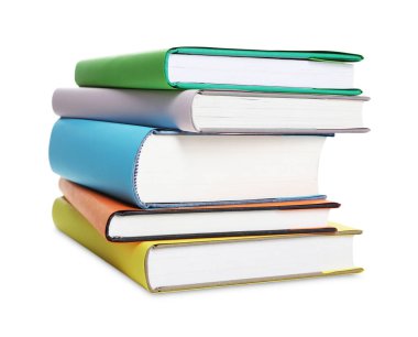 Beyaz arkaplan üzerine renkli kitap yığını