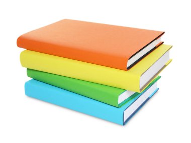Beyaz arkaplan üzerine renkli kitap yığını