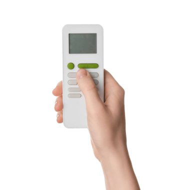Beyaz arka planda klimalı uzaktan kumandalı kadın, yakın plan.