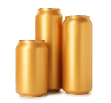 Birçok boş teneke kutu beyaza izole edilmiş.