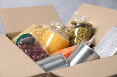 Kutuda birçok farklı gıda ürünü var, yakın plan.