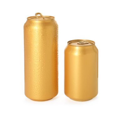 İki altın teneke kutu beyaza izole edilmiş