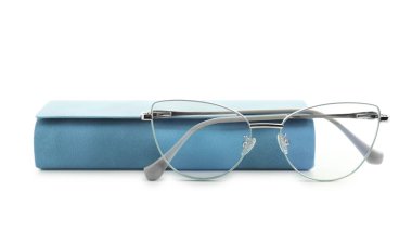 Beyaz gözlüklü, şık bir çanta.