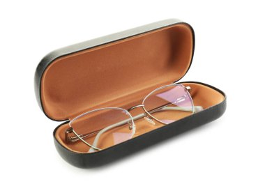 Beyaz gözlüklü, şık bir çanta.