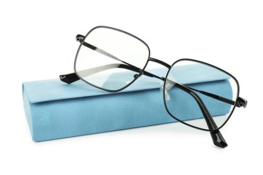 Beyaz gözlüklü, şık bir çanta.