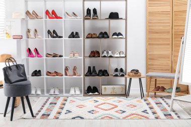 Ayakkabı deposu. Farklı ayakkabı ve aksesuarlara sahip raflar.