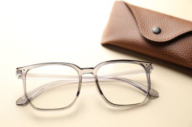 Bej arka planda şık gözlüklü çanta