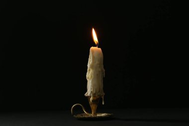 Siyah arkaplanda mum yakma