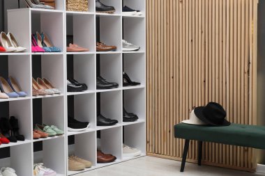 Ayakkabı deposu. Farklı ayakkabı, aksesuar ve kanepe rafları.