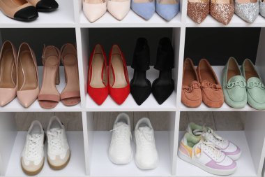 Ayakkabı deposu. Farklı ayakkabıları olan raf ünitesi içeride.