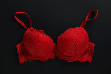 Siyah arkaplanda dantelli sütyen, üst görünüm