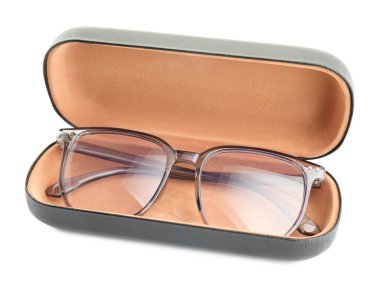 Beyazda izole olursa diye şık gözlükler.