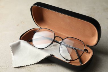 Işık masasında şık gözlükler, yakın plan.