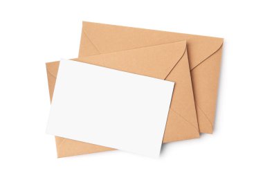 Beyaz arkaplanda boş tebrik kartı ve kağıt zarfları, üst görünüm