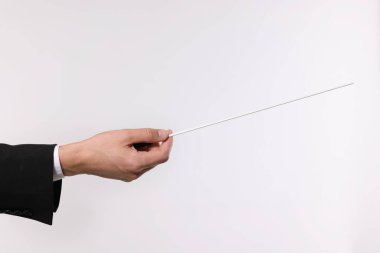 Açık gri arkaplanı olan kondüktör, yakın plan