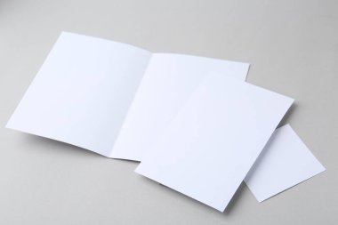 Işık arkaplanındaki boş tebrik kartları, kapat