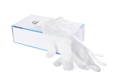 Tıbbi eldiven ve kutu beyaza izole edilmiş.