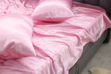 Lüks ipek çarşaflar evdeki yatakta.